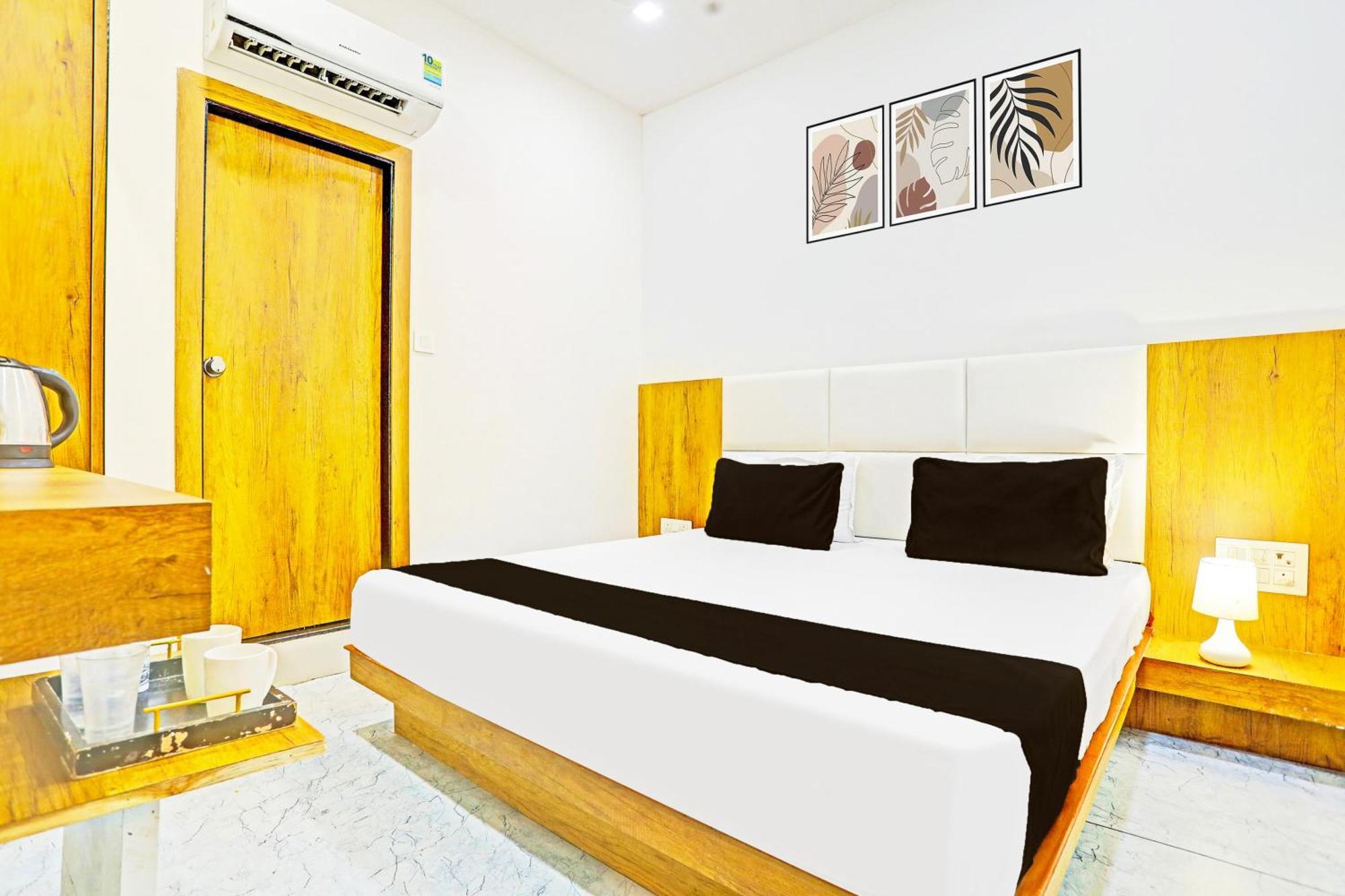 Super Collection O Adajan Formerly Hotel Western Inn Surat Exterior foto