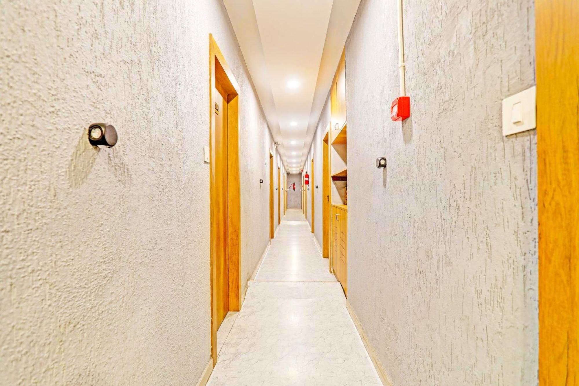 Super Collection O Adajan Formerly Hotel Western Inn Surat Exterior foto