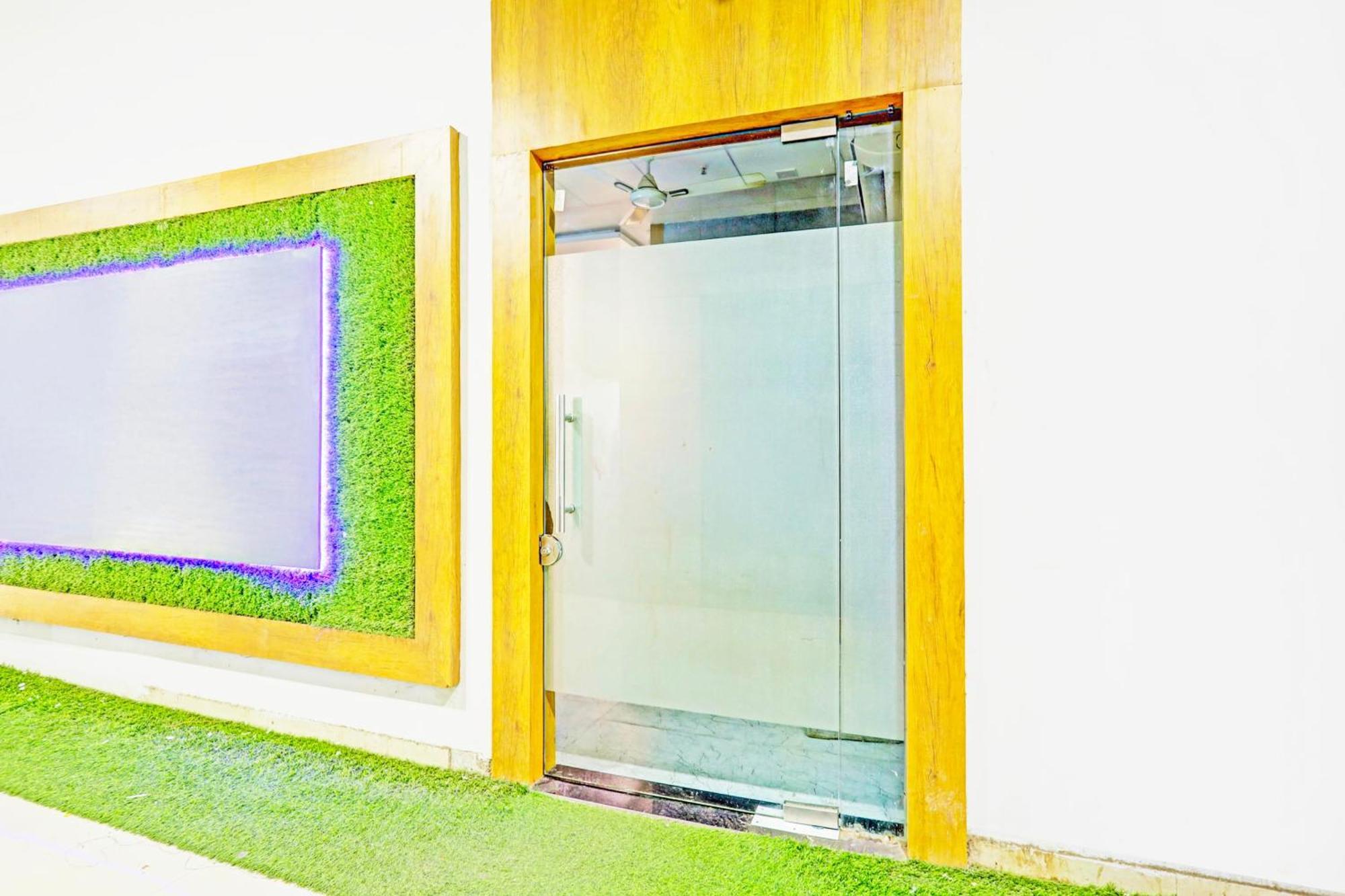 Super Collection O Adajan Formerly Hotel Western Inn Surat Exterior foto