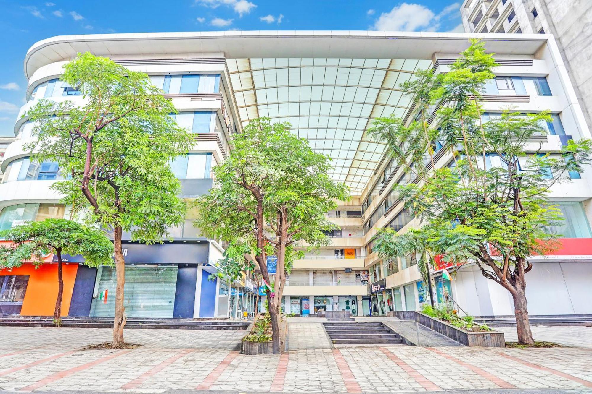 Super Collection O Adajan Formerly Hotel Western Inn Surat Exterior foto